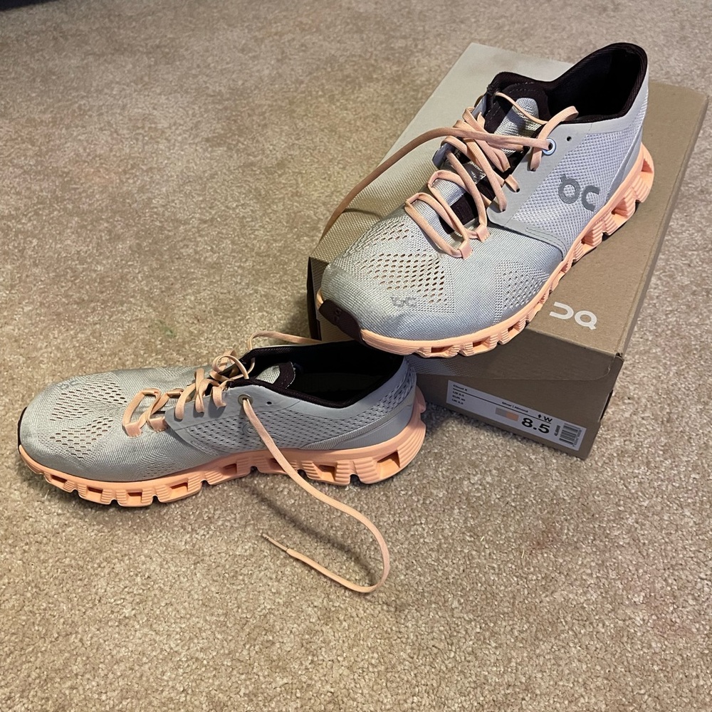 Cloud X ON running shoe 8.5 silver pink with box